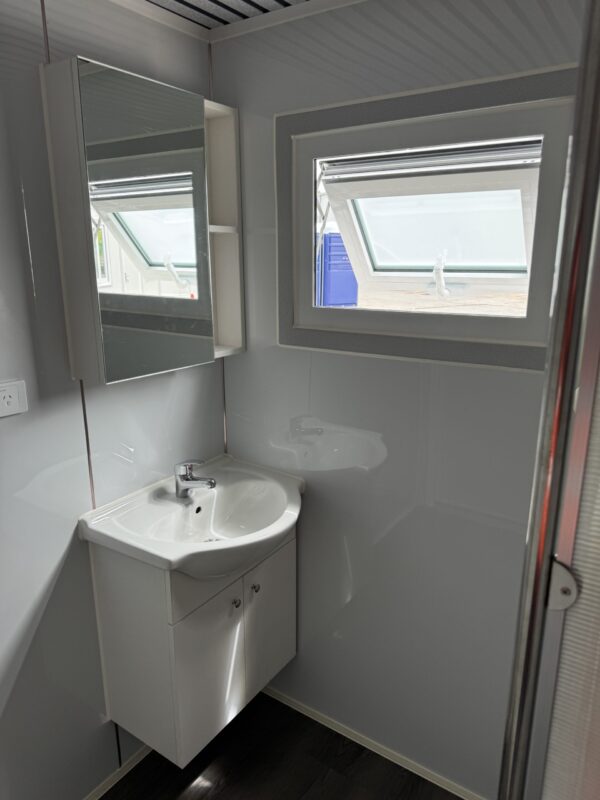 2.2x1.9m MODULAR ENSUITE - Image 5