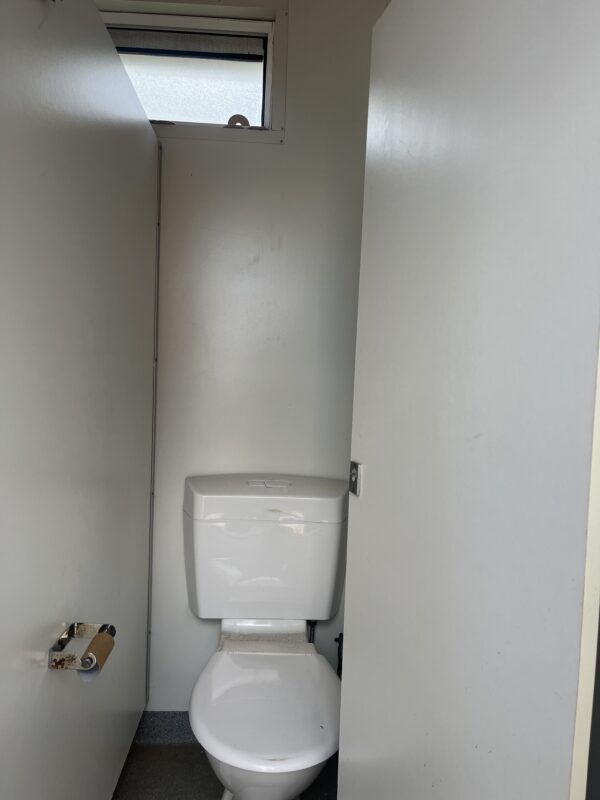 SECOND HAND 6x2.4m MF TOILET BLOCK (4M+URINAL, 2F) SEWER REGION A2 (ASSET 6766) - Image 6
